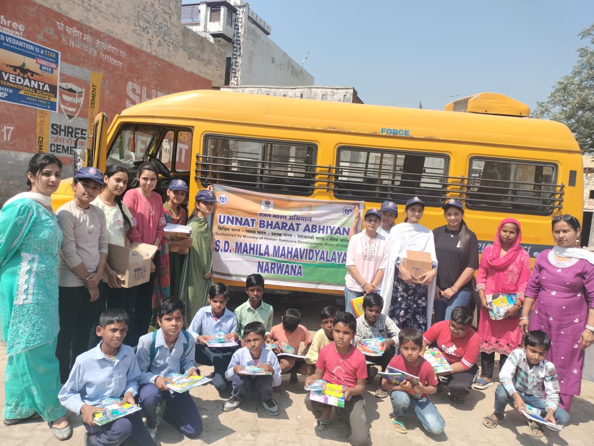 इस्माइलपुर गांव में उन्नत भारत अभियान के तहत शिक्षा के प्रति जागरूक करने के लिए  बच्चों को कॉपी,पेन,पेंसिल, रबर, कलर, कलर बुक बांटी।