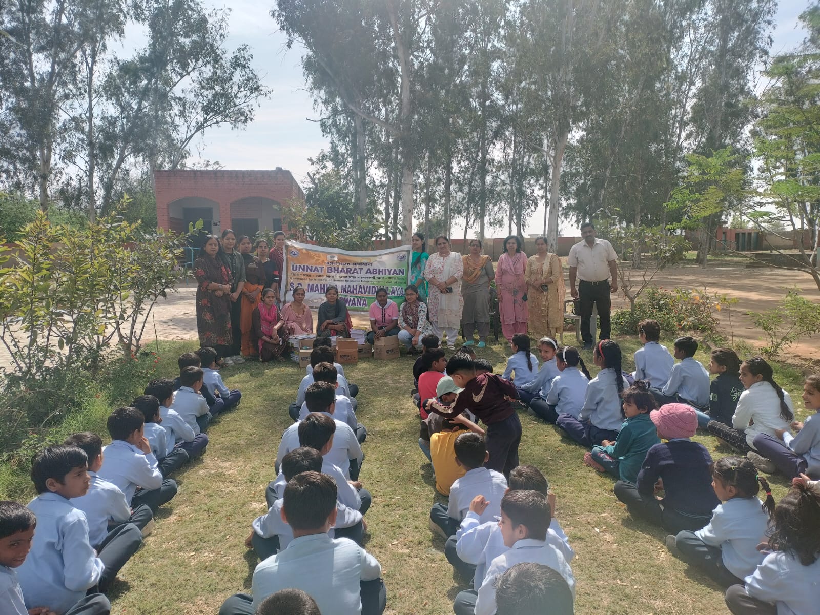 इस्माइलपुर गांव में राजकीय शिक्षा स्कूल में शिक्षा का प्रचार प्रसार करने के लिए स्कूल के बच्चों को कॉपी, कलर बुक,पेन,पेंसिल, कलर, शार्पनर और रबड़ बांटी गई।इस अवसर पर कॉलेज की छात्राओं ने सहयोग दिया।