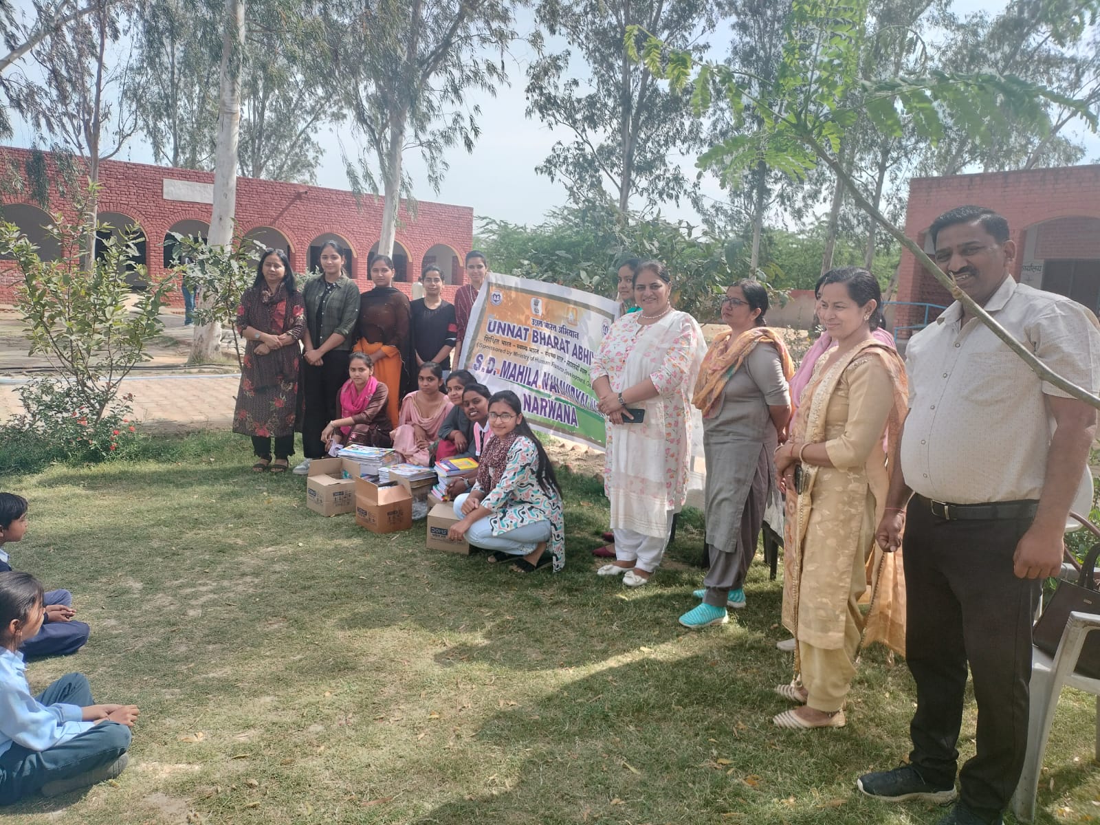 इस्माइलपुर गांव में राजकीय शिक्षा स्कूल में शिक्षा का प्रचार प्रसार करने के लिए स्कूल के बच्चों को कॉपी, कलर बुक,पेन,पेंसिल, कलर, शार्पनर और रबड़ बांटी गई।इस अवसर पर कॉलेज की छात्राओं ने सहयोग दिया।