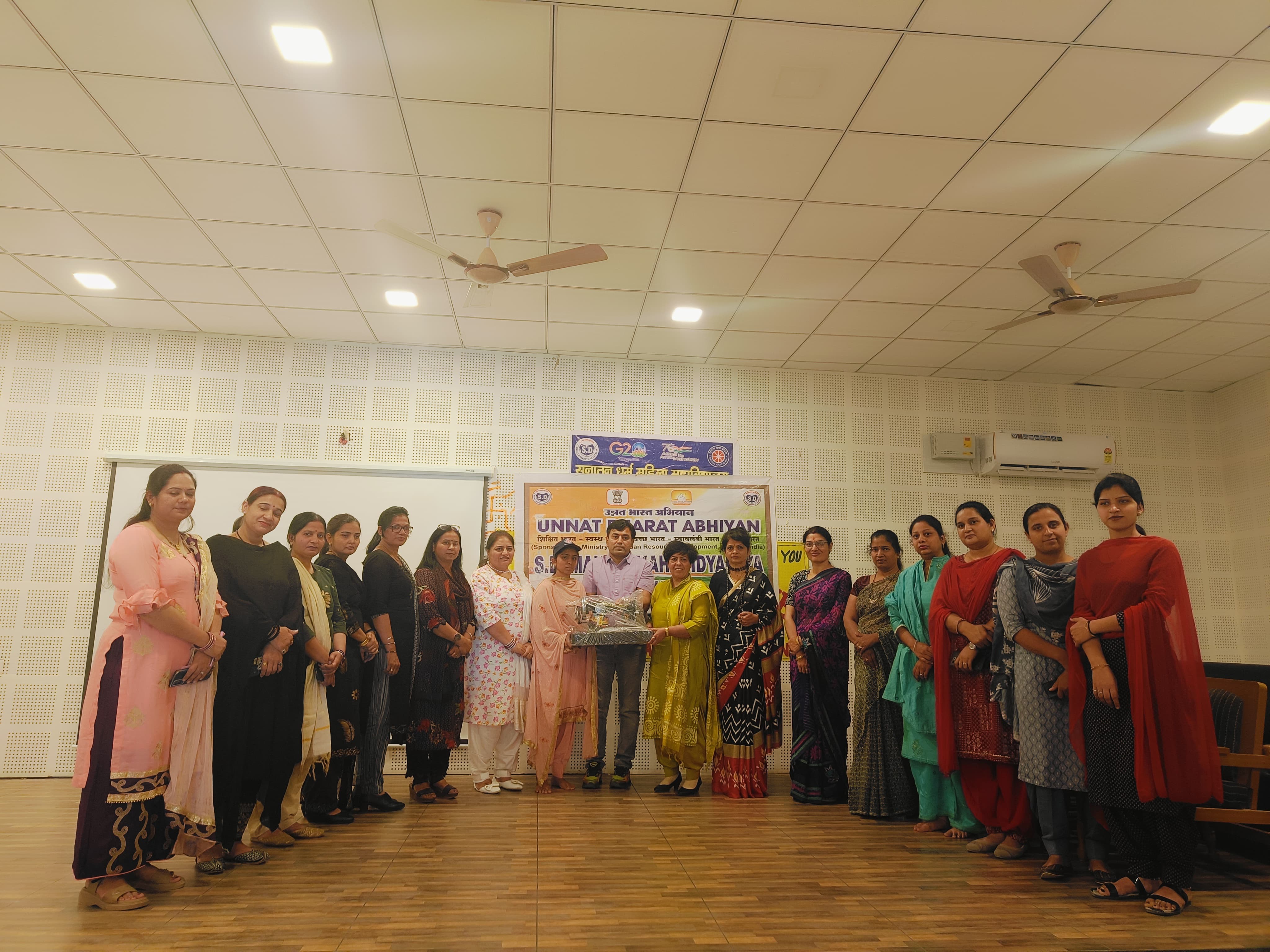 उन्नत भारत अभियान की  प्रभारी डॉ शालु सचदेवा और मुख्य अतिथि डॉ युद्धवीर जी और प्राचार्या डॉ अंजना लोहान की कर कमलों से 8 छात्राओं को सिलाई मशीन दी गई।