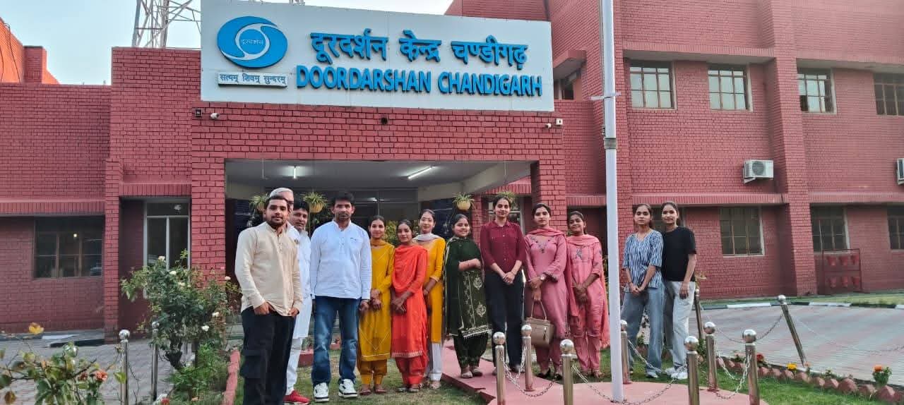 S.D college नरवाना की विश्व विख्यात बेटियों की सांग   की टीम ne प्रस्तुति दूरदर्शन केंद्र चंडीगढ़ में दी।